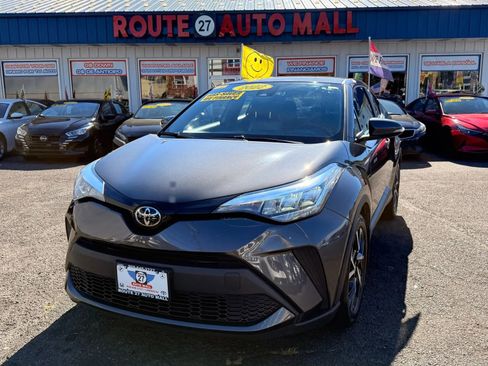 Used 2022 Toyota C-HR XLE image 1