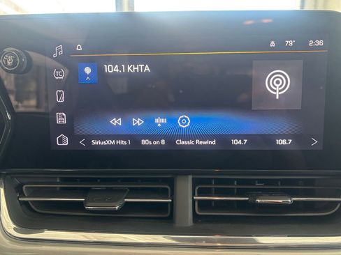Used 2025 Chevrolet Trax LT FWD image 20