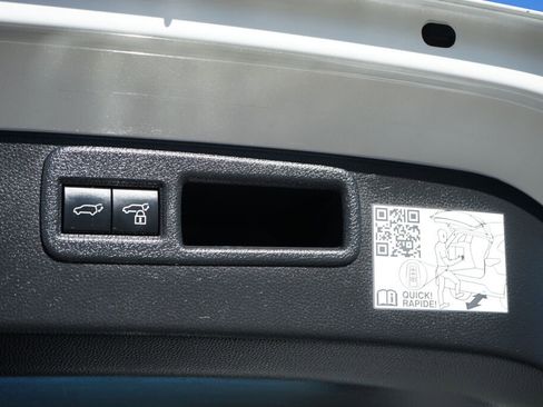 Used 2023 Toyota Venza XLE image 10