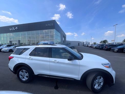 Used 2024 Ford Explorer XLT RWD image 2