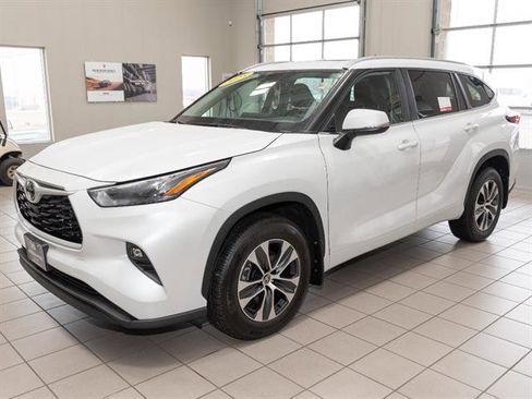Used 2025 Toyota Highlander XLE image 9