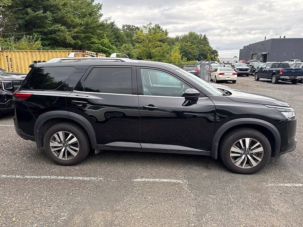 Used 2024 Nissan Pathfinder SL w/ Black Appearance Package AWD/4WD image 4