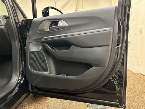 New 2027 Chrysler Pacifica Limited w/ S Appearance Package FWD image 14