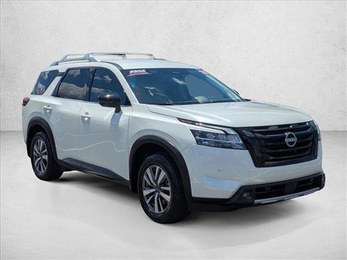 Used 2022 Nissan Pathfinder SL w/ SL Black Package AWD/4WD image 3