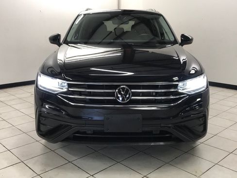 Used 2023 Volkswagen Tiguan SE w/ Panoramic Sunroof Package FWD image 2