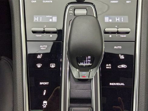 Used 2022 Porsche Panamera 4 image 42