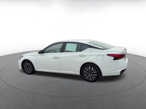 Used 2025 Nissan Altima 2.5 SV FWD image 12