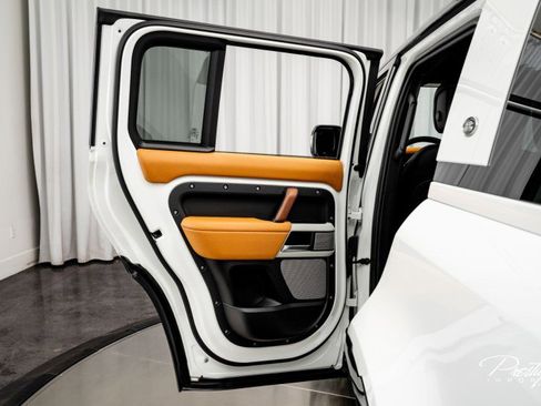 Used 2024 Land Rover Defender 130 X-Dynamic SE image 46