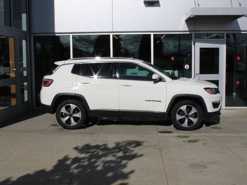 Used 2017 Jeep Compass Latitude w/ Popular Equipment Group AWD/4WD image 4
