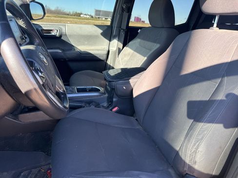 Used 2018 Toyota Tacoma TRD Sport image 7