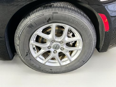 Used 2024 Chrysler Pacifica Touring-L image 11