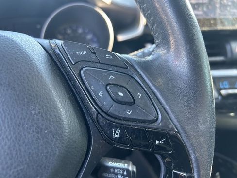 Used 2022 Toyota C-HR XLE image 20
