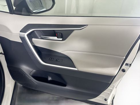 Used 2022 Toyota RAV4 XLE Premium image 32