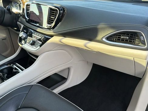 Used 2022 Chrysler Pacifica Limited image 64