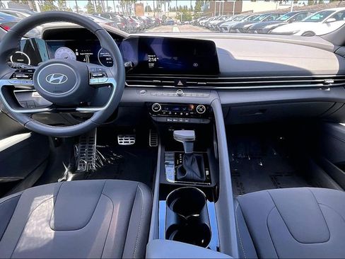 Certified 2025 Hyundai Elantra SEL image 11