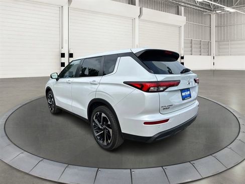 Used 2022 Mitsubishi Outlander ES AWD/4WD image 2
