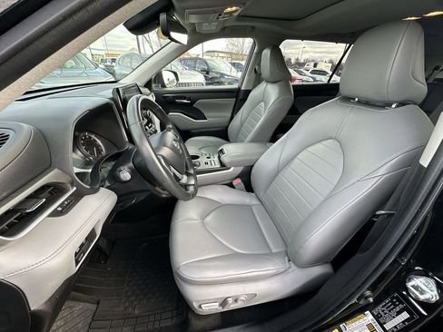 Used 2023 Toyota Highlander XLE image 11
