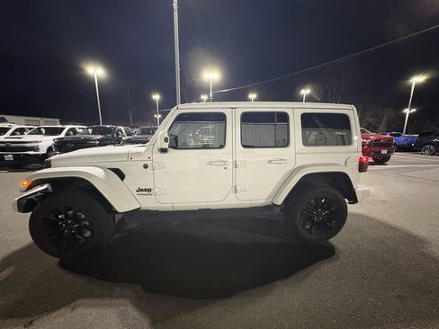 Used 2021 Jeep Wrangler Unlimited Sahara image 2