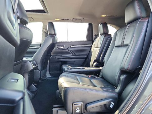 Used 2019 Toyota Highlander SE image 10