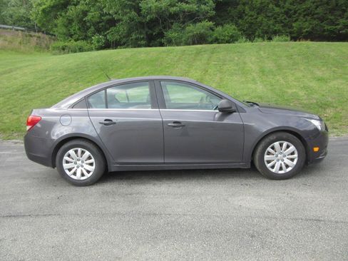 Used 2011 Chevrolet Cruze LS FWD image 2
