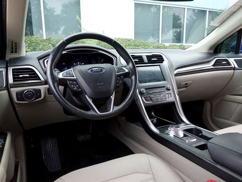 Used 2018 Ford Fusion SE w/ Fusion SE Technology Package image 5