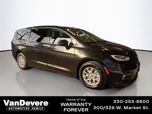 Used 2023 Chrysler Pacifica Touring-L FWD image 1