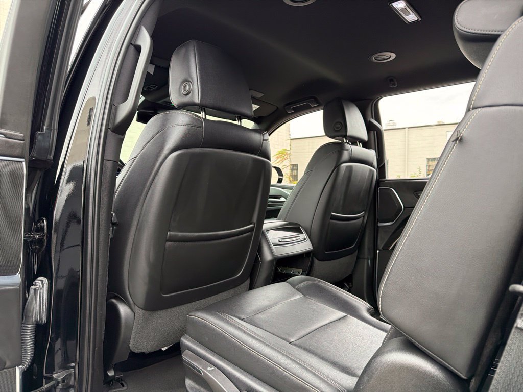Used 2023 Cadillac Escalade Luxury AWD/4WD image 33