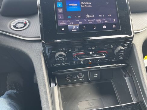 New 2025 Jeep Grand Cherokee Altitude image 23