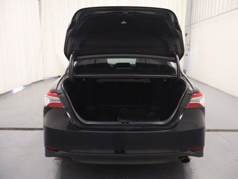 Used 2018 Toyota Camry XLE image 18