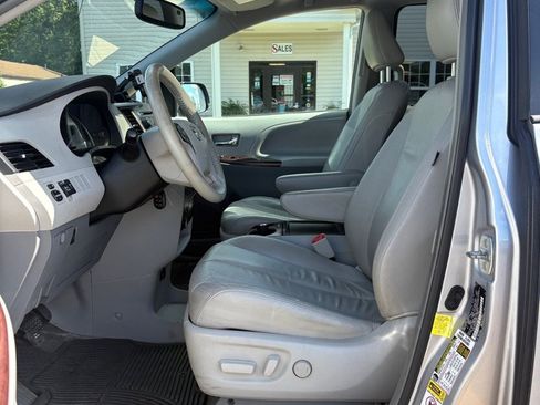 Used 2013 Toyota Sienna XLE AWD/4WD image 9
