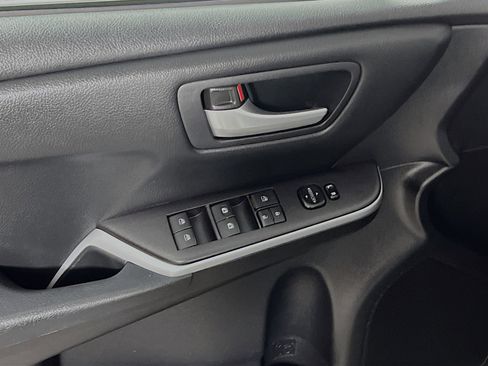 Used 2015 Toyota Camry SE FWD image 17