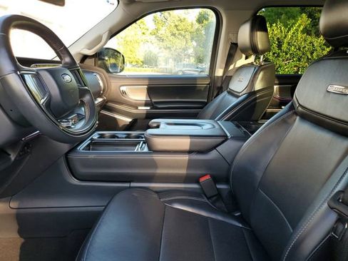 Used 2025 Ford Expedition Max Platinum AWD/4WD image 18