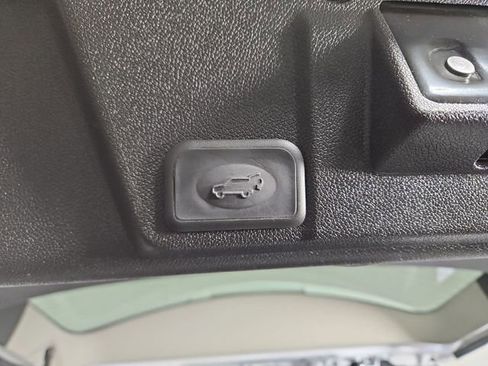 Used 2016 Chevrolet Traverse LTZ image 32