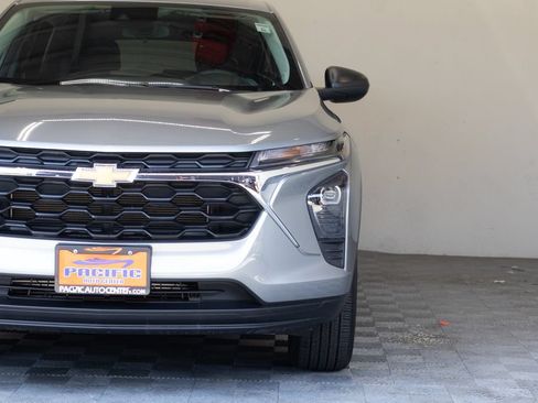 Used 2024 Chevrolet Trax LS w/ Driver Confidence Package FWD image 6