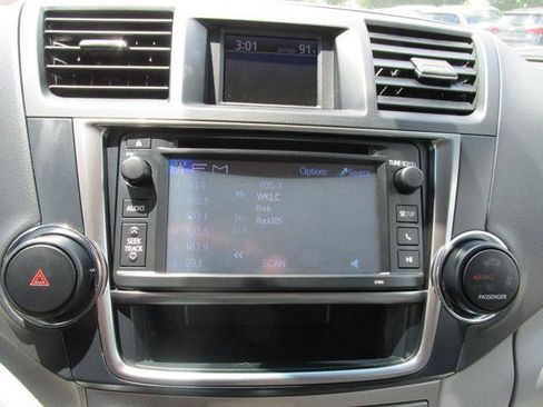 Used 2013 Toyota Highlander FWD w/ Cold Weather Pkg image 11