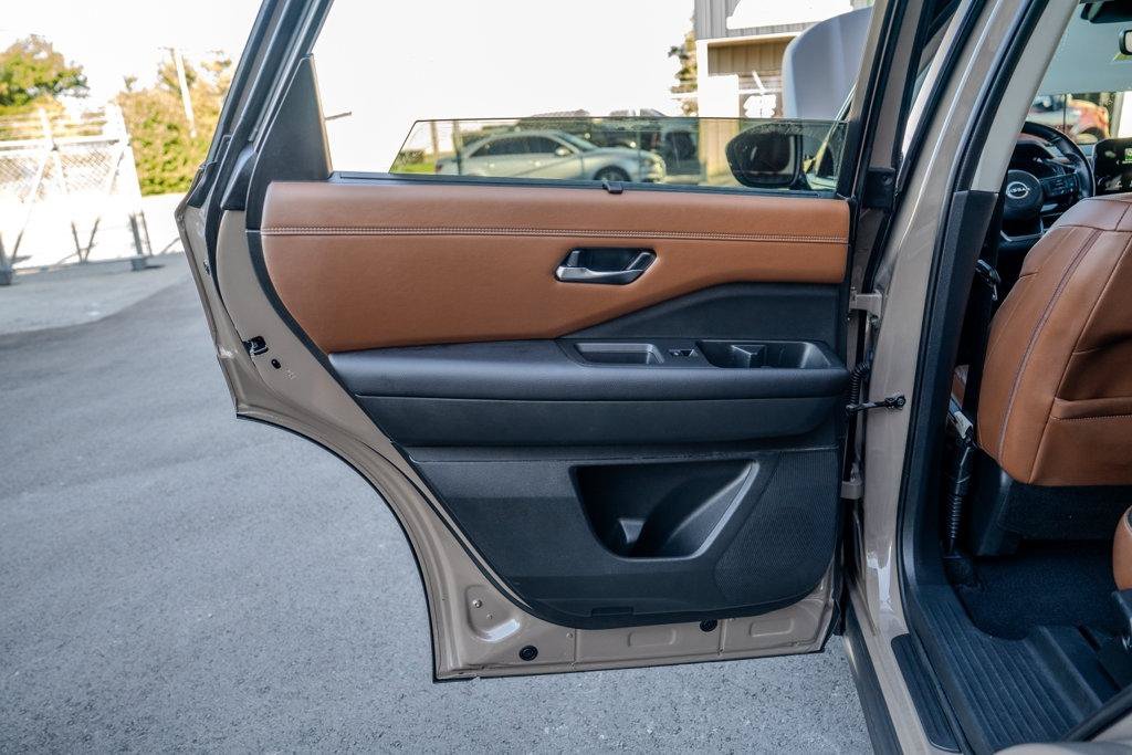 Used 2023 Nissan Pathfinder Platinum FWD image 14