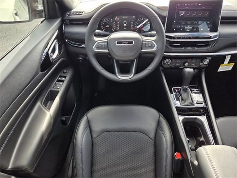 Used 2026 Jeep Compass Latitude image 12