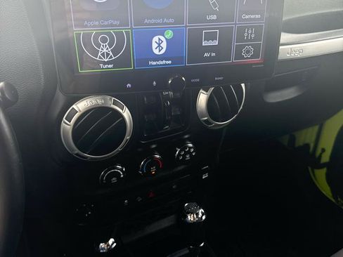 Used 2017 Jeep Wrangler Unlimited Rubicon w/ Connectivity Group AWD/4WD image 20