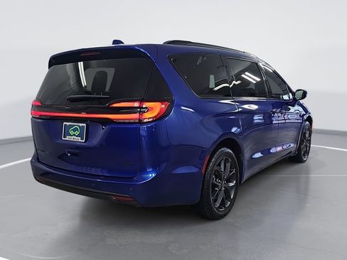 Used 2021 Chrysler Pacifica Touring w/ Cold Weather Group image 3