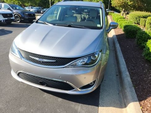 Used 2020 Chrysler Pacifica Touring-L FWD image 2