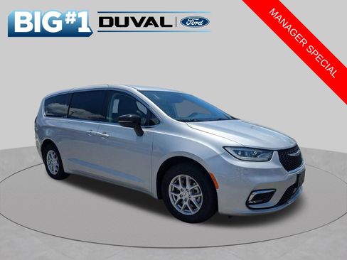 Used 2024 Chrysler Pacifica Touring-L FWD image 1