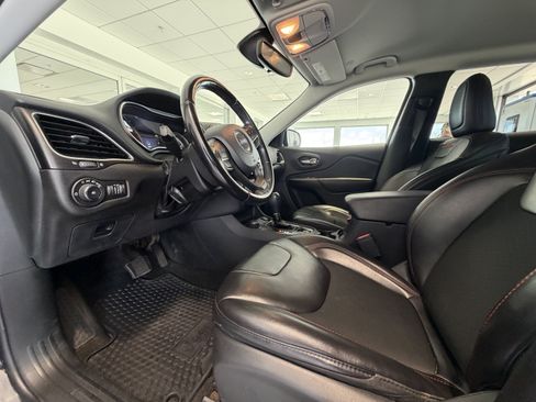 Used 2020 Jeep Cherokee Trailhawk w/ Cold Weather Group AWD/4WD image 2