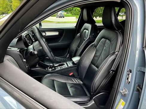 Used 2022 Volvo XC40 T5 Momentum image 8