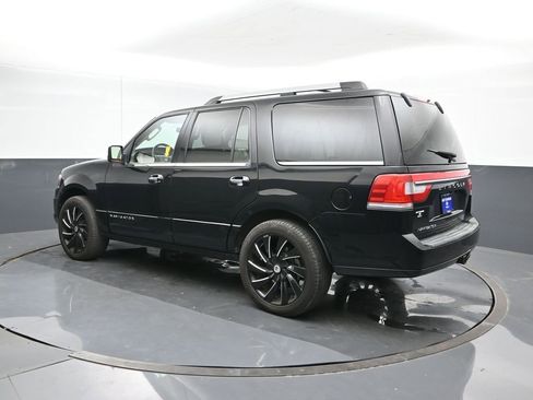 Used 2017 Lincoln Navigator Select image 4