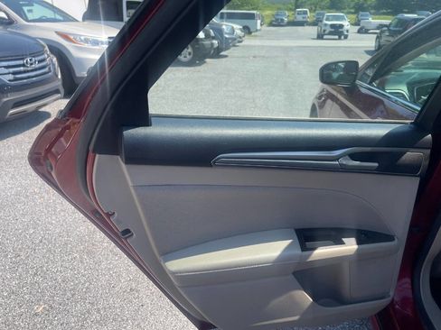 Used 2018 Ford Fusion SE FWD image 23