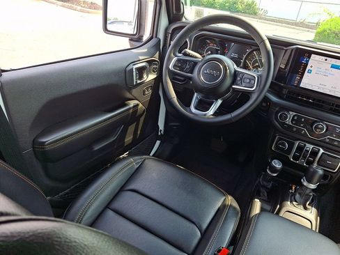 Used 2025 Jeep Wrangler Unlimited Sahara AWD/4WD image 15