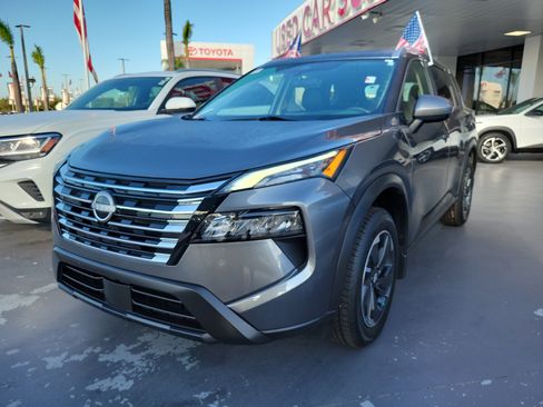 Used 2024 Nissan Rogue SV w/ SV Premium Package image 6