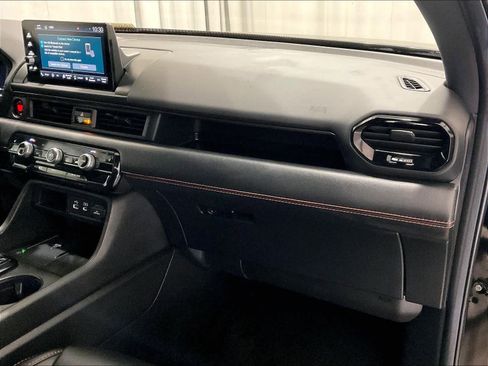 Used 2025 Honda Pilot TrailSport image 13