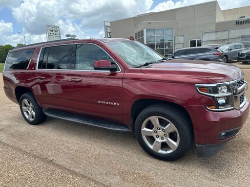 Used 2020 Chevrolet Suburban LT w/ Luxury Package RWD image 4