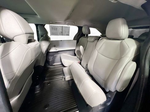 Used 2025 Toyota Sienna XLE image 29